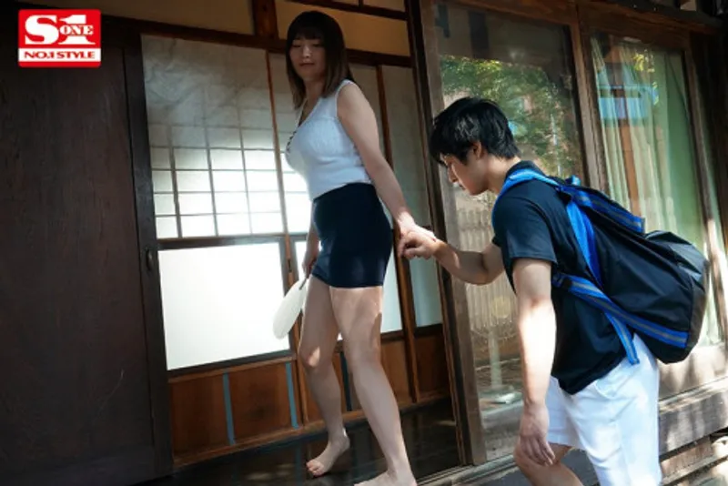 Anh chàng dâm dục cò khi nhìn trộm em họ địt trộm với chồng