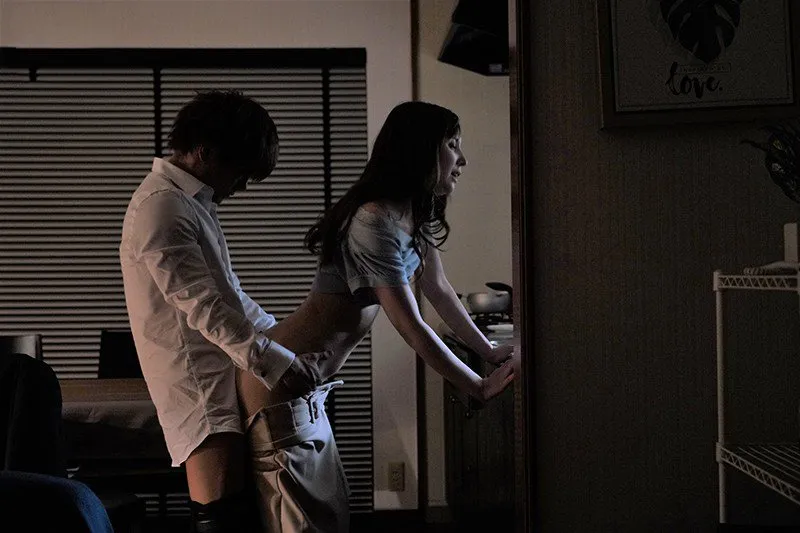 Sếp đi công tác, cậu nhân viên đến nhà chịch bà xã ông ấy