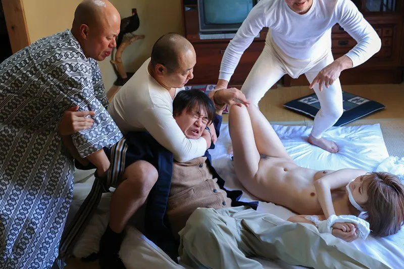 ông chồng nhìn bà xã bị những tên tù vượt ngục cưỡng hiếp