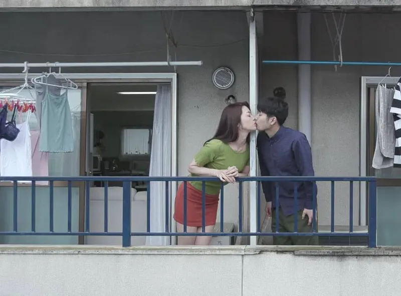 Tiếng rên của chị gần cạnh bên nhà và cậu thanh niên được lái máy bay