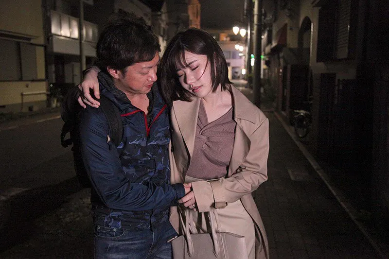 đưa cô đồng nghiệp nhậu say xỉn vì cãi nhau với người chồng về nhà